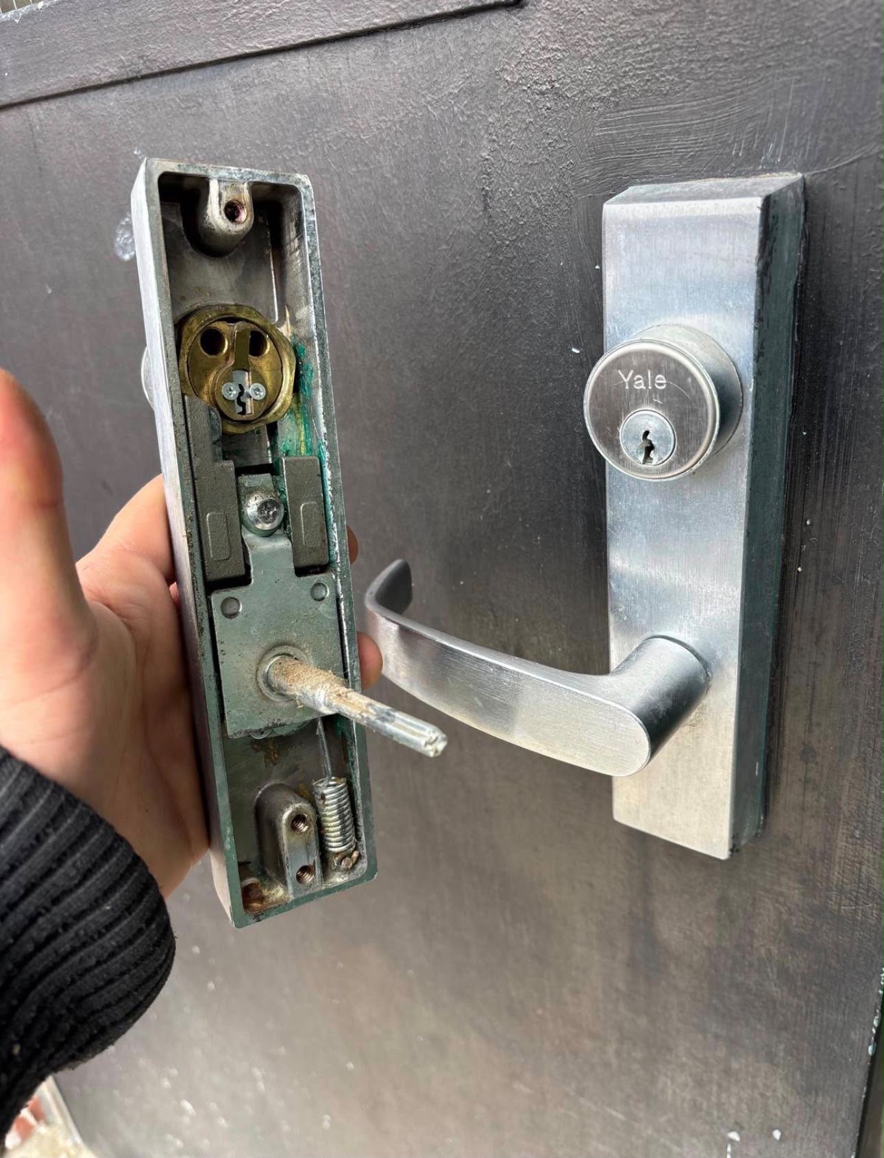 Liza Locksmith commercial door lock service